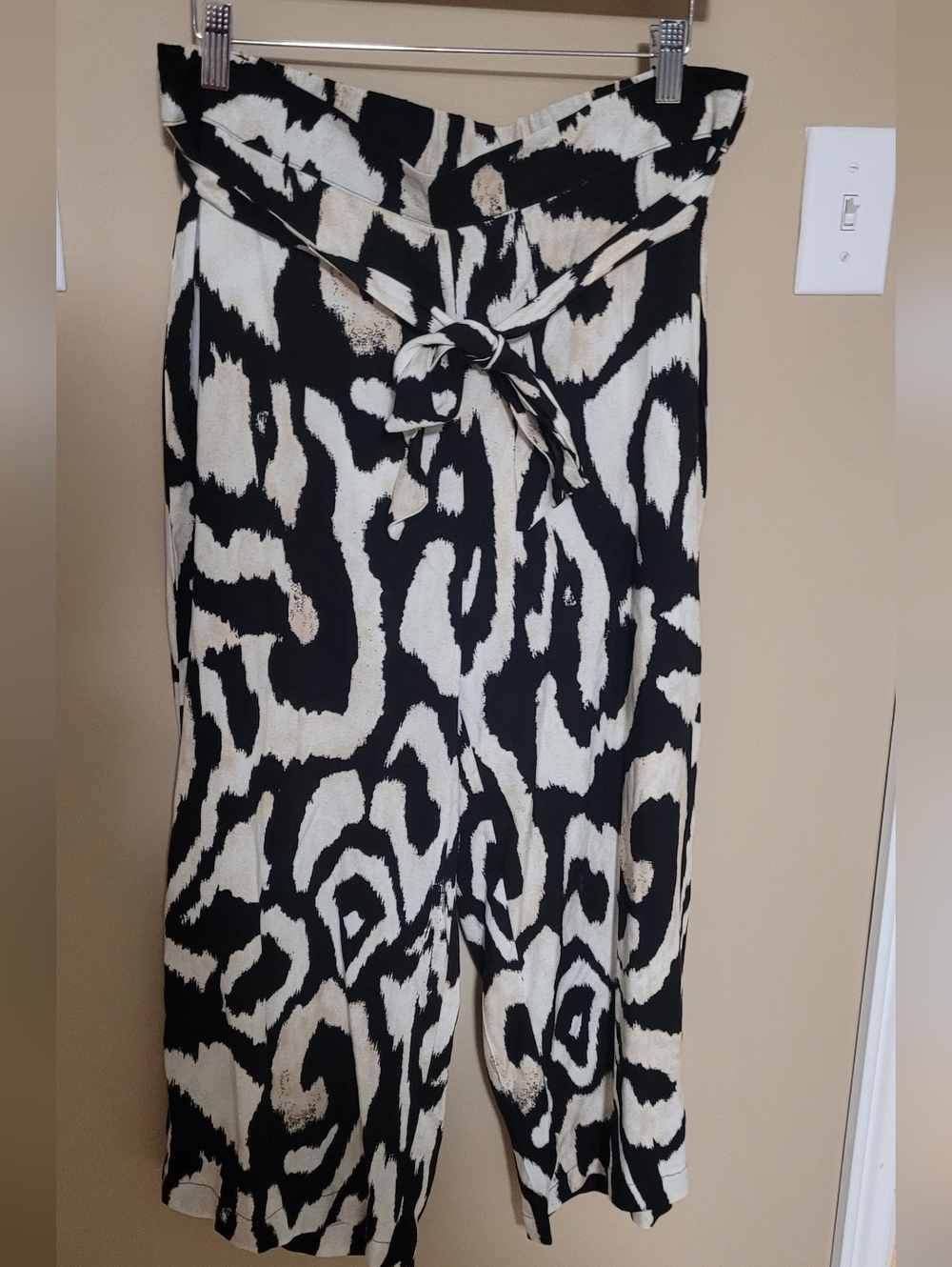 💜2 for $10💜 Bundle and save High-Rise Tie-Waist Wide-Leg Pants - Black & Cream